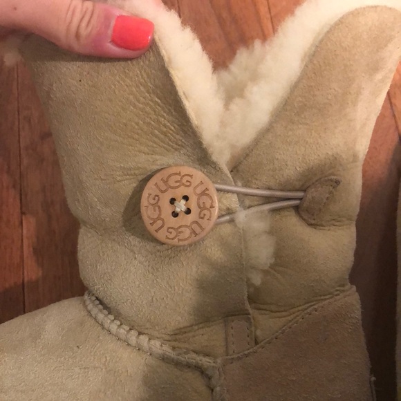 LIGHT SINGLE BUTTON UGGS - Picture 4 of 4